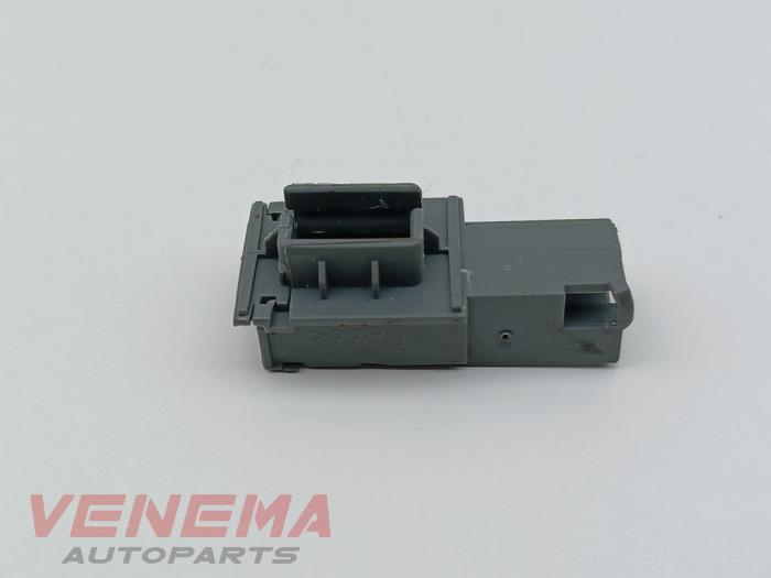 Gebruikte Microfoon Mercedes C Estate (S205) C-300d 2.0 Turbo 16V Prijs € 9,99 Margeregeling aangeboden door Venema Autoparts
