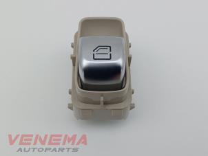 Gebruikte Raam schakelaar elektrisch Mercedes C Estate (S205) C-300d 2.0 Turbo 16V Prijs € 9,99 Margeregeling aangeboden door Venema Autoparts