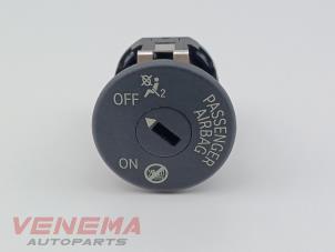 Gebruikte Airbag schakelaar BMW 4 serie Gran Coupe (F36) 420i 2.0 TwinPower Turbo 16V Prijs € 14,99 Margeregeling aangeboden door Venema Autoparts