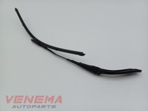 Gebruikte Ruitenwisserarm voor BMW 4 serie Gran Coupe (F36) 420i 2.0 TwinPower Turbo 16V Prijs € 14,99 Margeregeling aangeboden door Venema Autoparts