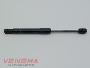 Gebruikte Motorkapdemper links BMW 4 serie Gran Coupe (F36) 420i 2.0 TwinPower Turbo 16V Prijs € 14,99 Margeregeling aangeboden door Venema Autoparts