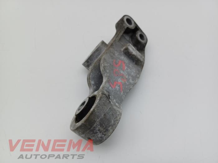 Motorsteun van een Volvo V40 (MV) 2.0 D2 16V 2016