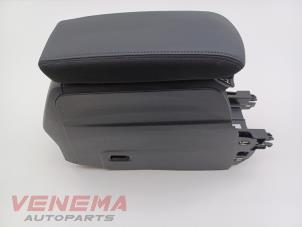 Gebruikte Armleuning Peugeot 208 II (UB/UH/UP) 1.2 Vti 12V PureTech 100 Prijs € 89,99 Margeregeling aangeboden door Venema Autoparts