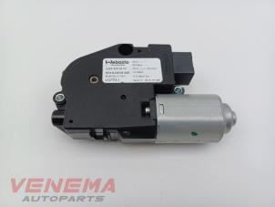 Gebruikte Schuifdak Motor Mercedes GLE (W166) 350d 3.0 V6 24V BlueTEC 4-Matic Prijs € 74,99 Margeregeling aangeboden door Venema Autoparts