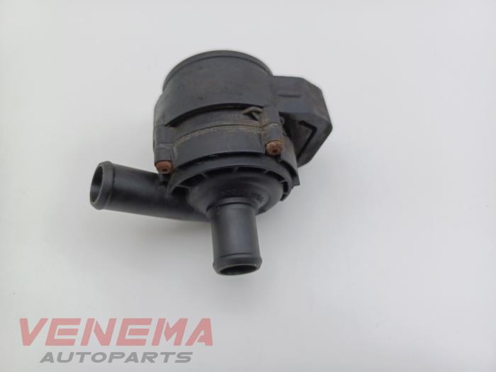 Waterpomp van een Mercedes-Benz GLE (W166) 350d 3.0 V6 24V BlueTEC 4-Matic 2017