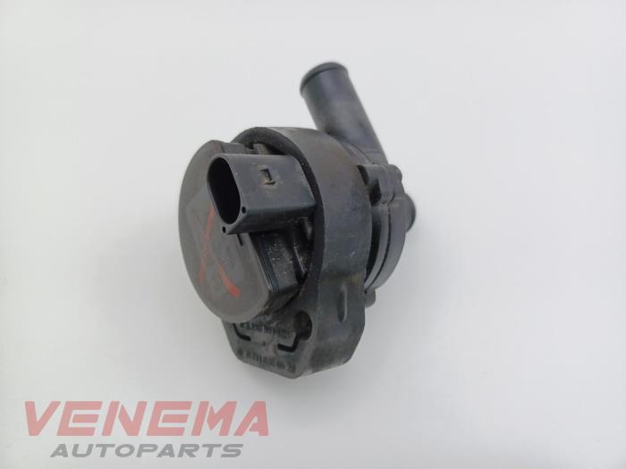 Waterpomp van een Mercedes-Benz GLE (W166) 350d 3.0 V6 24V BlueTEC 4-Matic 2017