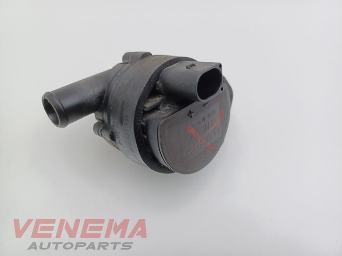 Waterpomp van een Mercedes-Benz GLE (W166) 350d 3.0 V6 24V BlueTEC 4-Matic 2017