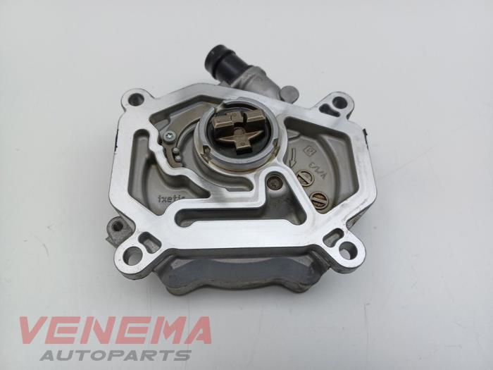 Gebruikte Vacuumpomp (Benzine) Mercedes A (W176) 1.6 A-180 16V Prijs € 39,99 Margeregeling aangeboden door Venema Autoparts