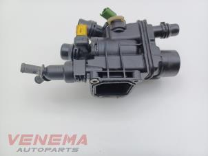Gebruikte Thermostaathuis Peugeot 308 (L3/L8/LB/LH/LP) 1.2 12V e-THP PureTech 130 Prijs € 44,99 Margeregeling aangeboden door Venema Autoparts