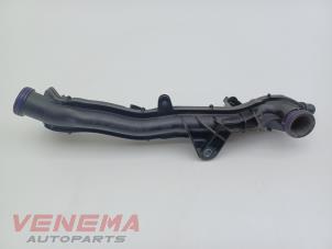 Gebruikte Waterpijp Peugeot 308 (L3/L8/LB/LH/LP) 1.2 12V e-THP PureTech 130 Prijs € 9,99 Margeregeling aangeboden door Venema Autoparts