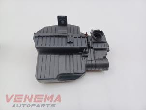 Gebruikte Luchtfilterhuis Peugeot 208 II (UB/UH/UP) 1.2 Vti 12V PureTech 75 Prijs € 19,99 Margeregeling aangeboden door Venema Autoparts