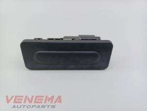 Gebruikte Handgreep Achterklep Peugeot 208 I (CA/CC/CK/CL) 1.2 12V e-THP PureTech 110 Prijs € 24,99 Margeregeling aangeboden door Venema Autoparts