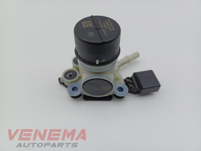 Adblue pomp van een Mercedes-Benz GLE (W166) 350d 3.0 V6 24V BlueTEC 4-Matic 2017