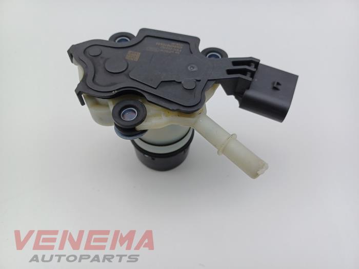 Adblue pomp van een Mercedes-Benz GLE (W166) 350d 3.0 V6 24V BlueTEC 4-Matic 2017