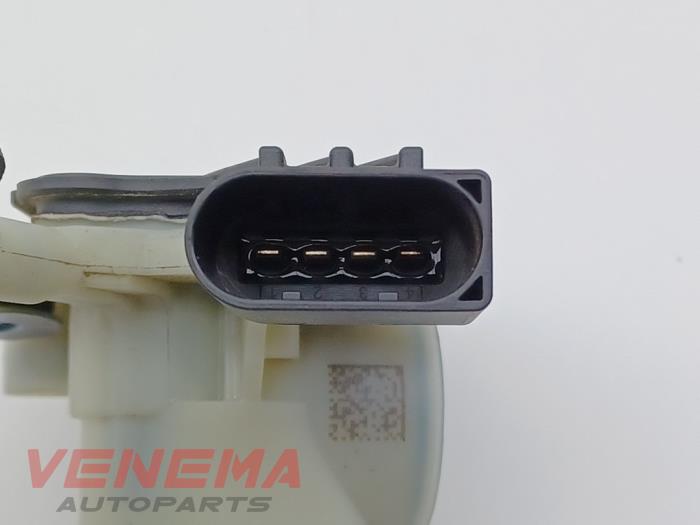 Adblue pomp van een Mercedes-Benz GLE (W166) 350d 3.0 V6 24V BlueTEC 4-Matic 2017