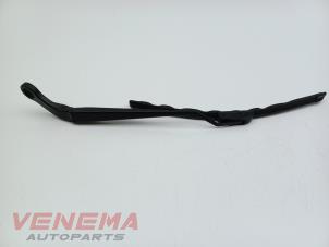 Gebruikte Ruitenwisserarm voor Mini Mini (F56) 2.0 16V Cooper S Prijs € 24,99 Margeregeling aangeboden door Venema Autoparts