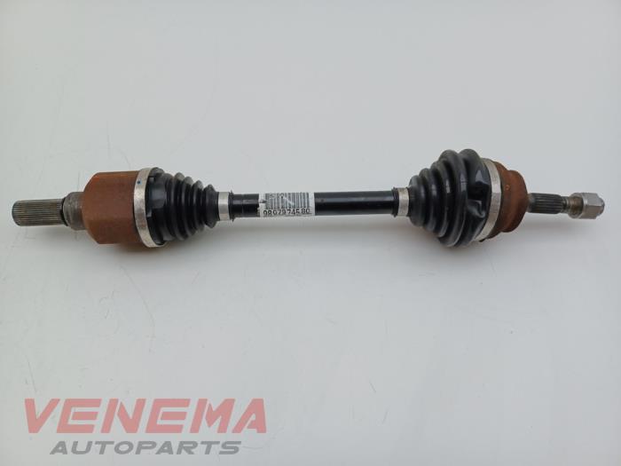 Gebruikte Aandrijfas links-voor Peugeot 208 I (CA/CC/CK/CL) 1.2 12V e-THP PureTech 110 Prijs € 179,99 Margeregeling aangeboden door Venema Autoparts