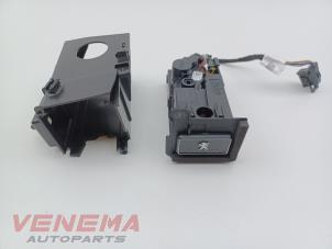 Gebruikte Luchtverfrisser Peugeot 3008 II (M4/MC/MJ/MR) 1.2 12V e-THP PureTech 130 Prijs € 49,99 Margeregeling aangeboden door Venema Autoparts