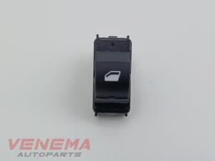 Gebruikte Elektrisch Raam Schakelaar Peugeot 208 I (CA/CC/CK/CL) 1.2 12V e-THP PureTech 110 Prijs € 9,99 Margeregeling aangeboden door Venema Autoparts