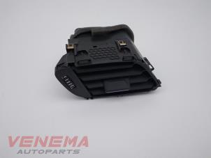 Gebruikte Luchtrooster Dashboard Ford Fiesta 7 1.0 EcoBoost 12V 100 Prijs € 24,99 Margeregeling aangeboden door Venema Autoparts