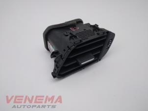 Gebruikte Luchtrooster Dashboard Ford Fiesta 7 1.0 EcoBoost 12V 100 Prijs € 24,99 Margeregeling aangeboden door Venema Autoparts