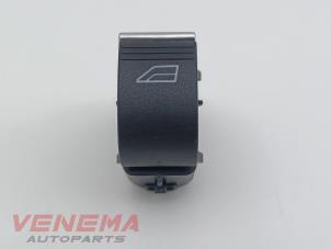 Gebruikte Elektrisch Raam Schakelaar Ford Focus 3 Wagon 1.0 Ti-VCT EcoBoost 12V 125 Prijs € 9,99 Margeregeling aangeboden door Venema Autoparts