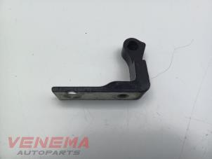 Gebruikte Scharnier deur links-achter Ford Fiesta 7 1.0 EcoBoost 12V 100 Prijs € 9,99 Margeregeling aangeboden door Venema Autoparts