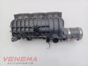 Gebruikte Inlaatspruitstuk Ford Focus 3 Wagon 1.0 Ti-VCT EcoBoost 12V 125 Prijs € 49,99 Margeregeling aangeboden door Venema Autoparts