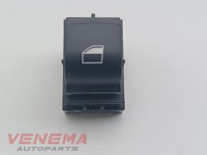 Gebruikte Ruit schakelaar elektrisch BMW 5 serie (F10) 550i V8 32V TwinPower Turbo Prijs € 9,99 Margeregeling aangeboden door Venema Autoparts