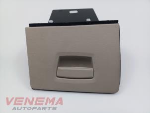 Gebruikte Opbergvak BMW 5 serie (F10) 550i V8 32V TwinPower Turbo Prijs € 19,99 Margeregeling aangeboden door Venema Autoparts