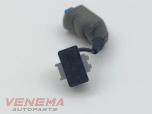 Gebruikte Microfoon BMW 5 serie (F10) 550i V8 32V TwinPower Turbo Prijs € 9,99 Margeregeling aangeboden door Venema Autoparts