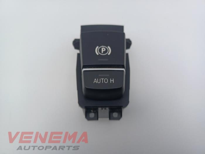 Gebruikte Handrem schakelaar BMW 5 serie (F10) 550i V8 32V TwinPower Turbo Prijs € 44,99 Margeregeling aangeboden door Venema Autoparts