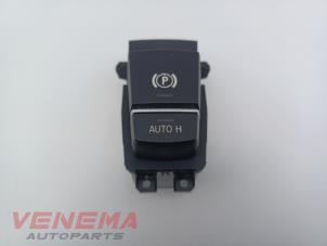 Gebruikte Handrem schakelaar BMW 5 serie (F10) 550i V8 32V TwinPower Turbo Prijs € 44,99 Margeregeling aangeboden door Venema Autoparts