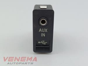 Gebruikte AUX/USB aansluiting BMW 5 serie (F10) 550i V8 32V TwinPower Turbo Prijs € 24,99 Margeregeling aangeboden door Venema Autoparts