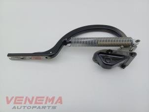 Gebruikte Achterklep Scharnier BMW 5 serie (F10) 550i V8 32V TwinPower Turbo Prijs € 74,99 Margeregeling aangeboden door Venema Autoparts