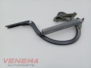 Gebruikte Achterklep Scharnier BMW 5 serie (F10) 550i V8 32V TwinPower Turbo Prijs € 74,99 Margeregeling aangeboden door Venema Autoparts