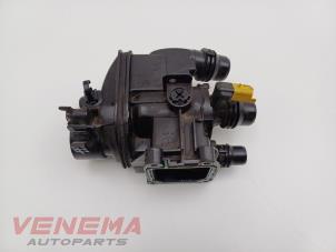 Gebruikte Thermostaathuis Peugeot 208 I (CA/CC/CK/CL) 1.2 12V e-THP PureTech 110 Prijs € 29,99 Margeregeling aangeboden door Venema Autoparts