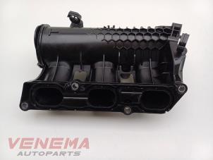 Gebruikte Inlaatspruitstuk Peugeot 208 I (CA/CC/CK/CL) 1.2 12V e-THP PureTech 110 Prijs € 29,99 Margeregeling aangeboden door Venema Autoparts