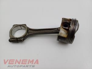 Gebruikte Drijfstang Peugeot 208 I (CA/CC/CK/CL) 1.2 12V e-THP PureTech 110 Prijs € 39,99 Margeregeling aangeboden door Venema Autoparts