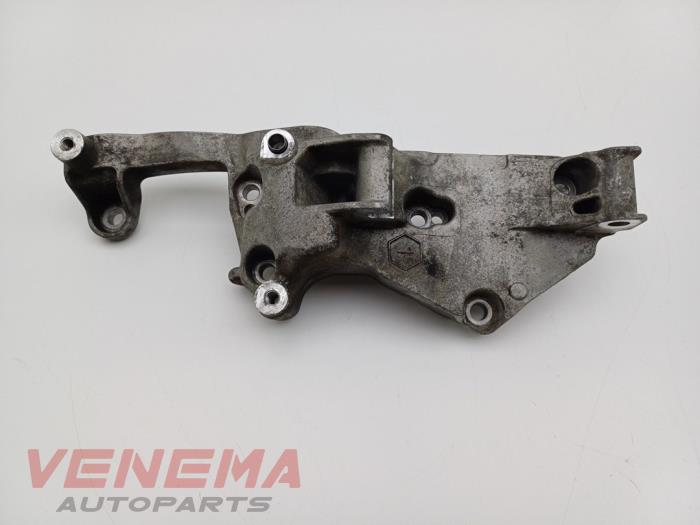Gebruikte Dynamosteun boven Peugeot 208 I (CA/CC/CK/CL) 1.2 12V e-THP PureTech 110 Prijs € 29,99 Margeregeling aangeboden door Venema Autoparts