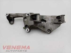 Gebruikte Dynamosteun boven Peugeot 208 I (CA/CC/CK/CL) 1.2 12V e-THP PureTech 110 Prijs € 29,99 Margeregeling aangeboden door Venema Autoparts