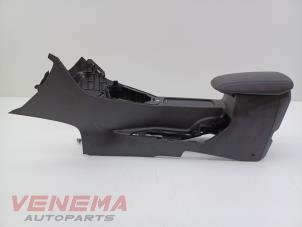 Gebruikte Middenconsoles Ford Focus 3 Wagon 1.0 Ti-VCT EcoBoost 12V 125 Prijs € 199,99 Margeregeling aangeboden door Venema Autoparts