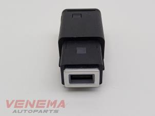 Gebruikte AUX/USB aansluiting Peugeot 208 II (UB/UH/UP) 1.2 Vti 12V PureTech 100 Prijs € 14,99 Margeregeling aangeboden door Venema Autoparts