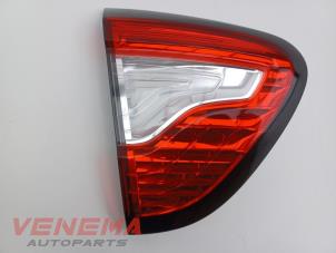 Gebruikte Reflector achterklep links Renault Captur (2R) 1.2 TCE 16V EDC Prijs € 24,99 Margeregeling aangeboden door Venema Autoparts