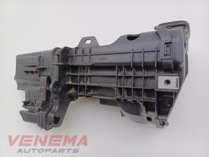 Gebruikte Luchtfilterhuis Peugeot 3008 II (M4/MC/MJ/MR) 1.2 12V e-THP PureTech 130 Prijs € 24,99 Margeregeling aangeboden door Venema Autoparts