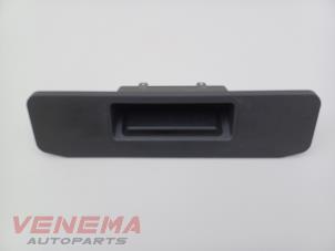 Gebruikte Handgreep Achterklep Mercedes A (177.0) 1.3 A-200 Turbo 16V Prijs € 14,99 Margeregeling aangeboden door Venema Autoparts