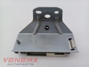 Gebruikte Antenne Mercedes A (177.0) 1.3 A-200 Turbo 16V Prijs € 9,99 Margeregeling aangeboden door Venema Autoparts