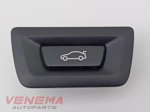 Gebruikte Schakelaar achterklep BMW X1 (F48) xDrive 25e 1.5 12V TwinPower Turbo Prijs € 9,99 Margeregeling aangeboden door Venema Autoparts