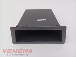 Gebruikte Opbergvak BMW X1 (F48) xDrive 25e 1.5 12V TwinPower Turbo Prijs € 19,99 Margeregeling aangeboden door Venema Autoparts