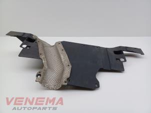 Gebruikte Hitteschild uitlaat Mercedes A (177.0) 1.3 A-200 Turbo 16V Prijs € 29,99 Margeregeling aangeboden door Venema Autoparts